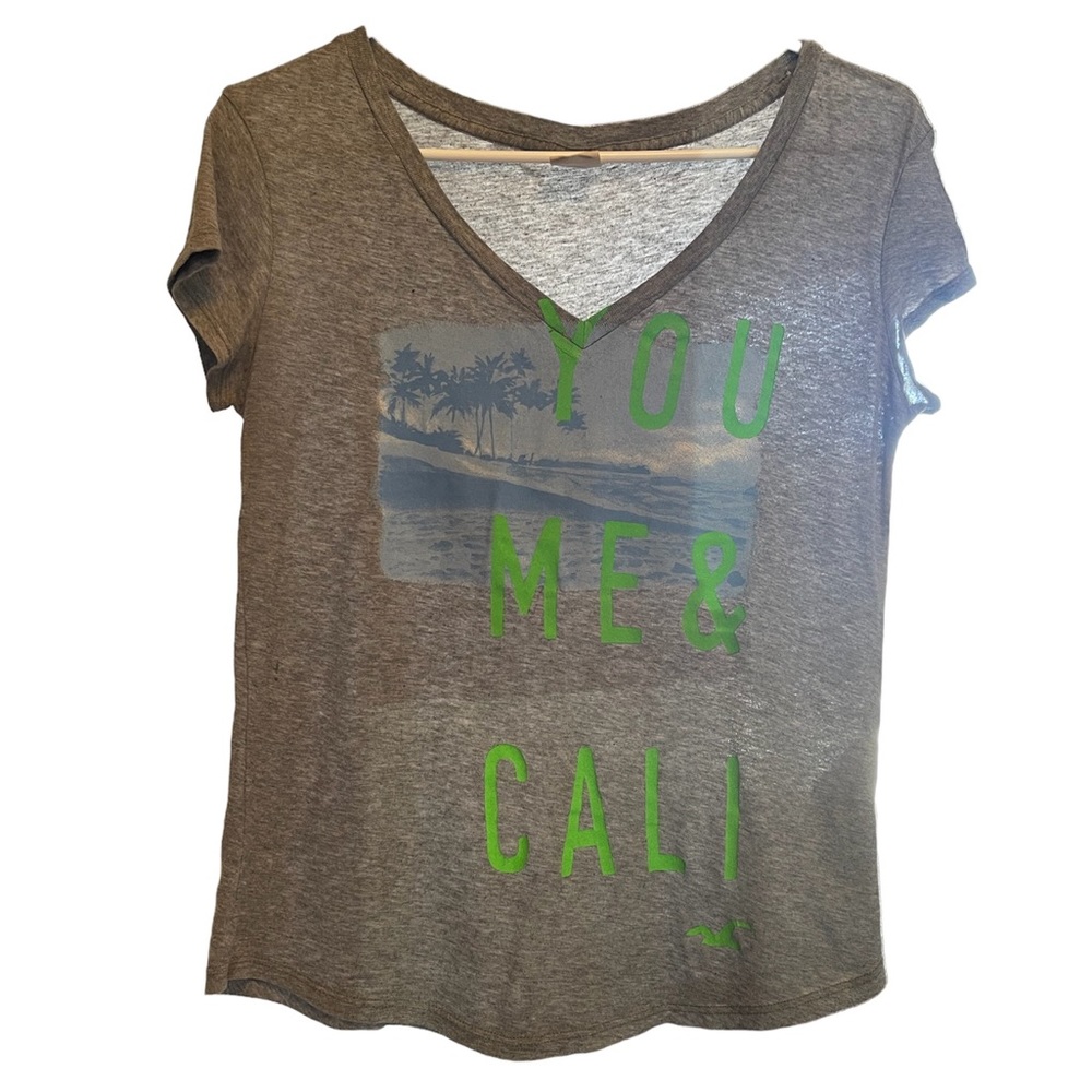 Super cute Hollister shirt from mid-2010’s!! This shirt is is XS but runs big